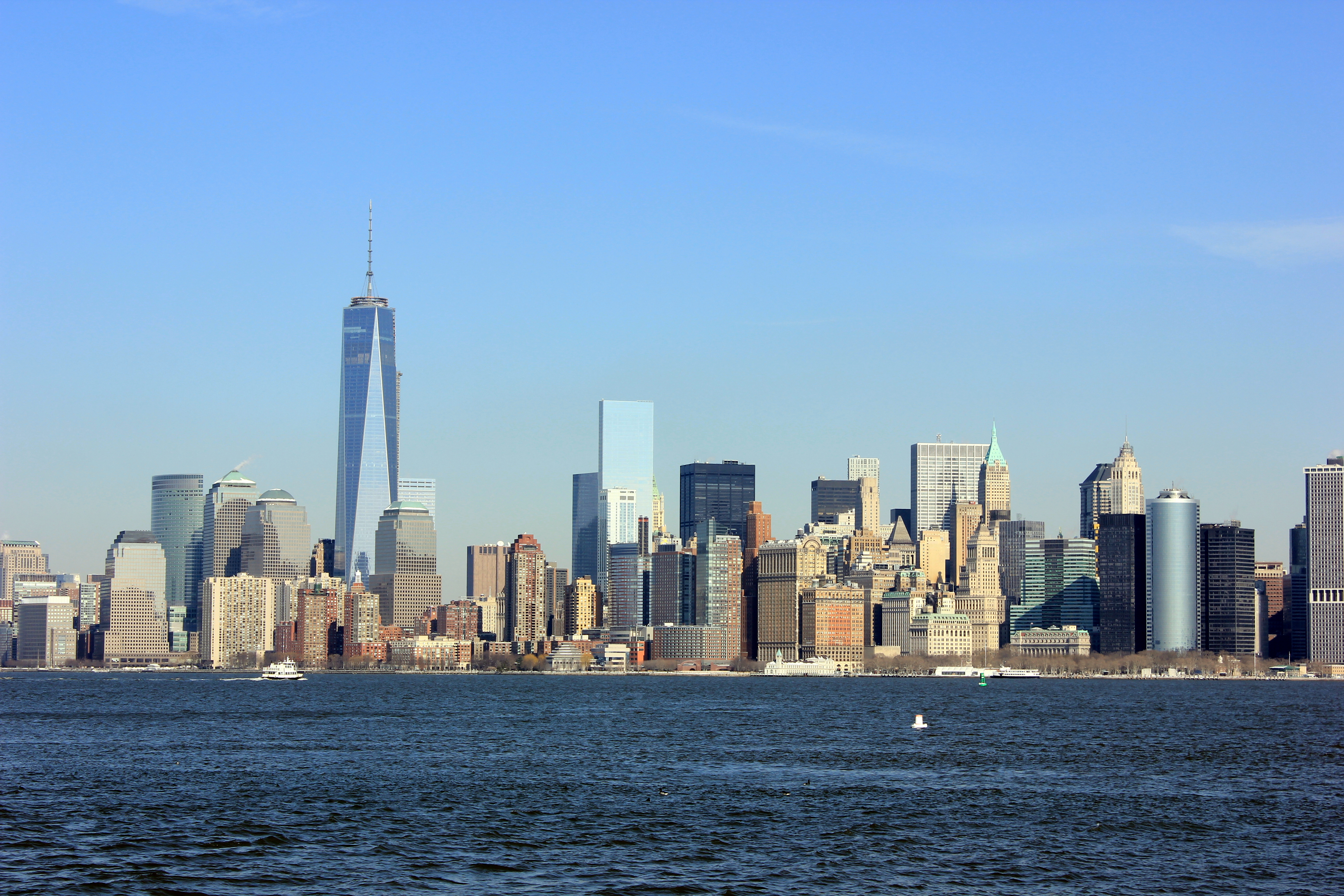 New York skyline overdag vanaf de rivier