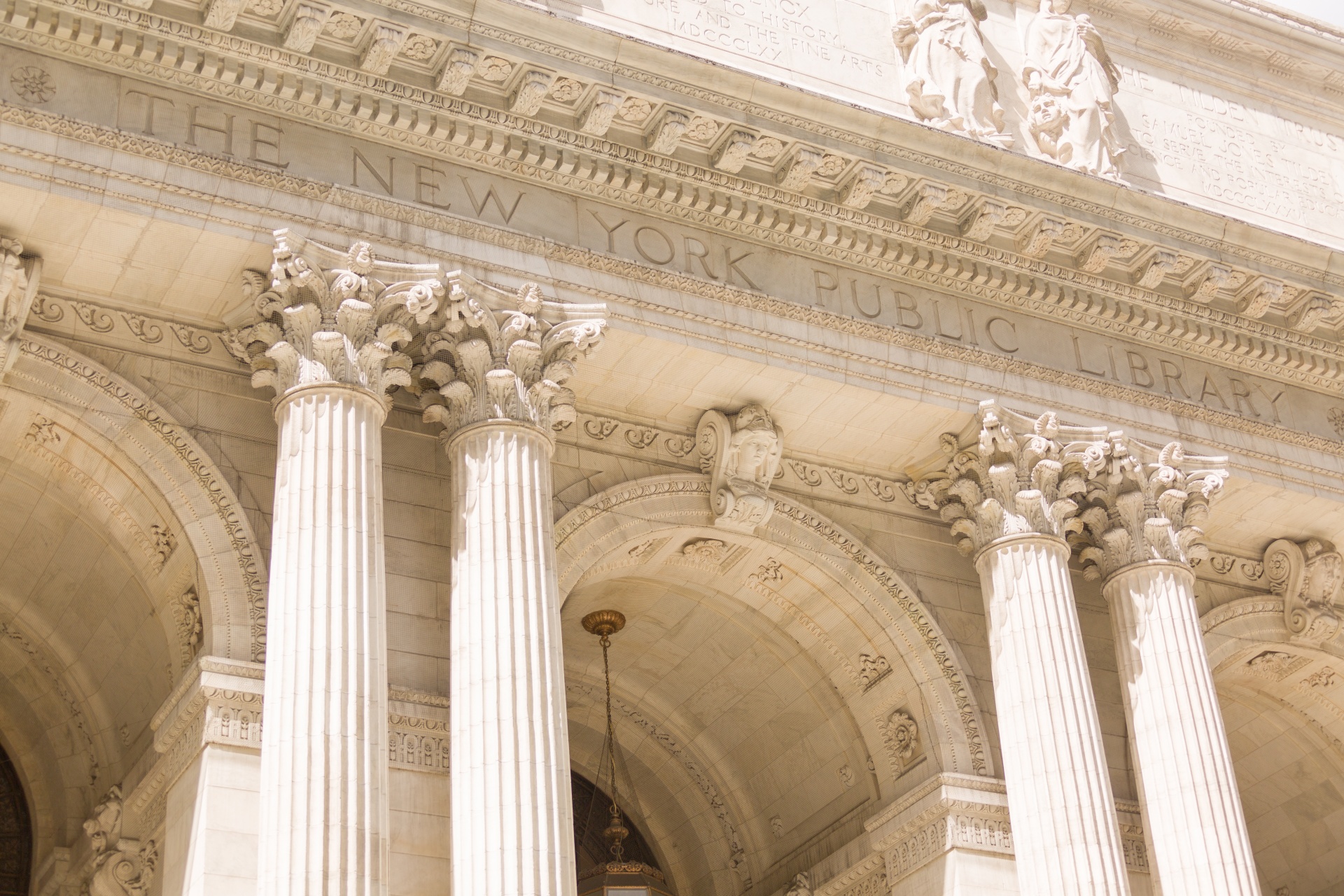 New York Public Library met trappen en leeuwenbeelden